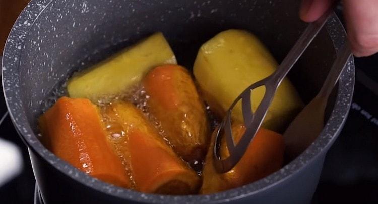Le carote dovrebbero essere grattugiate in olio.