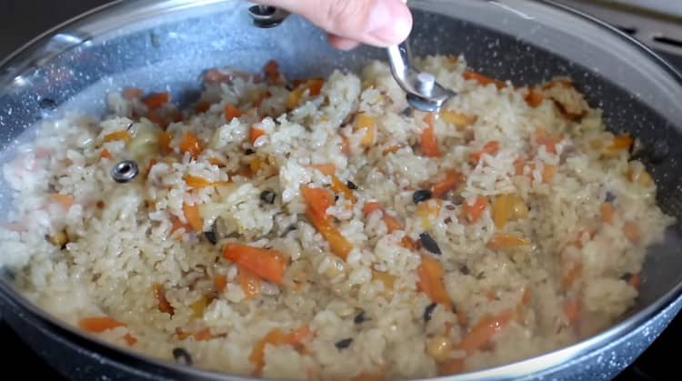 Смесете ориза със зеленчуците, покрийте и оставете да вари още малко.