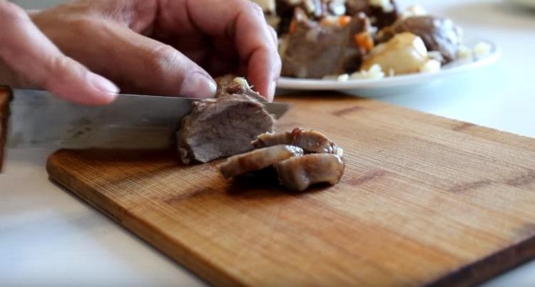 Нарежете месото на по-малки парчета.