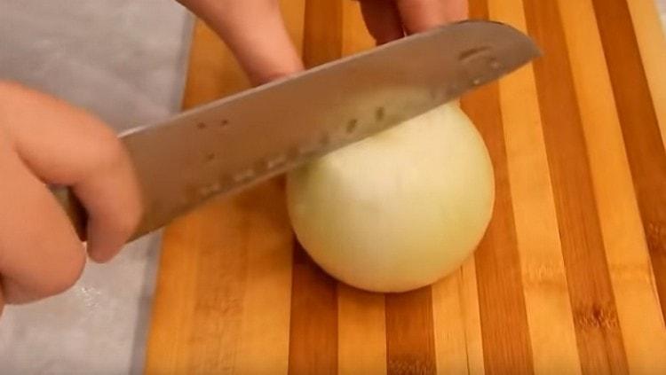 Κόψτε το κρεμμύδι.