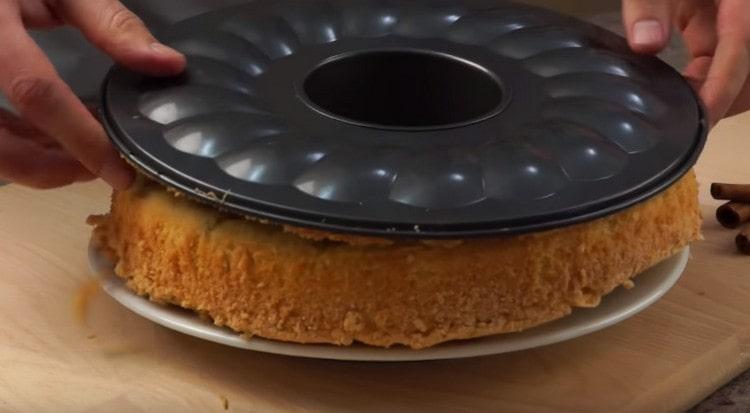 готината торта внимателно прехвърлете в чиния за сервиране, извадете формата.