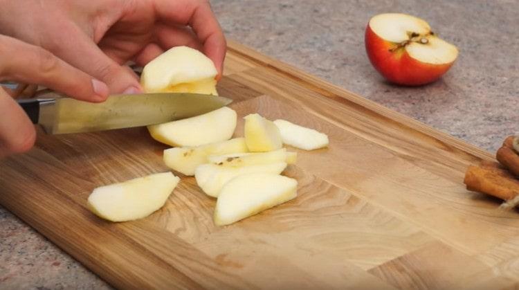 Pese omenat, kuori ja auringonkukansiemenet, leikkaa viipaleiksi.