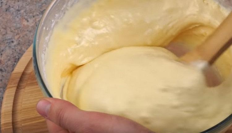 Внимателно разбъркайте в брашното, за да получите гъсто, но ефирно тесто.
