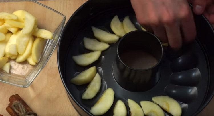 ضعي التفاح على قاع طبق الخبز.