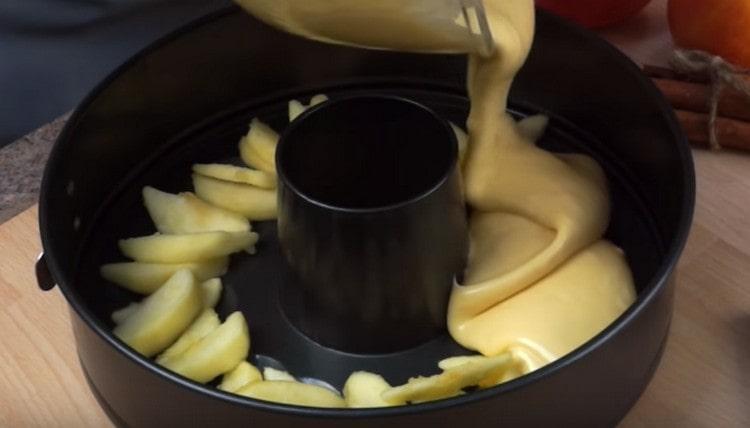 Изсипете ябълки под формата на предварително приготвено тесто.