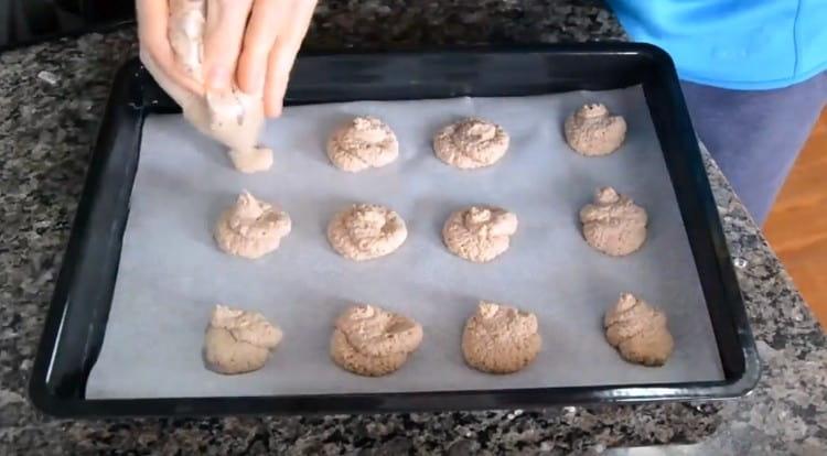 Оформете бисквитки върху лист за печене.
