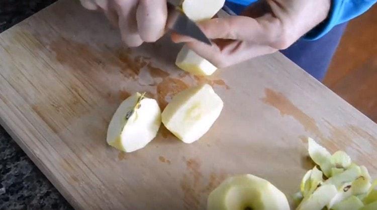 Sbucciare e tagliare la mela a pezzi.