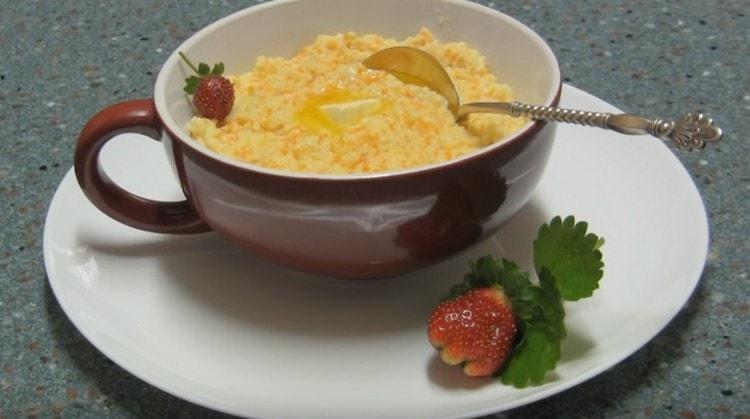 Il porridge di miglio con la zucca non è solo gustoso, ma anche salutare.