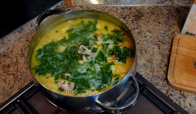 في النهاية ، يضاف الخضر المفروم إلى الحساء.