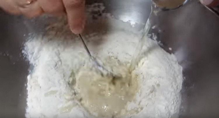 Омесвайки тестото, добавете вода към него.
