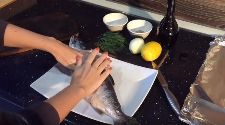 Den Fisch mit Olivenöl einreiben.