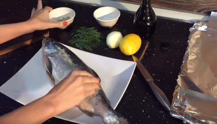 Ungere il salmone rosa con una miscela di sale e pepe bianco.