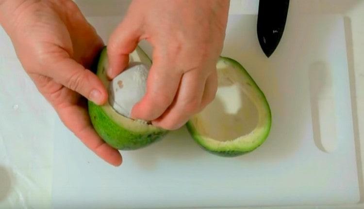 Нарежете авокадото, отстранете костилката.