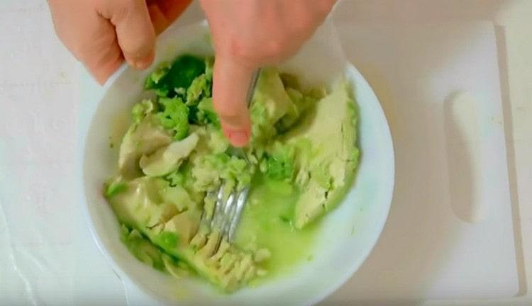Fügen Sie Limetten- oder Zitronensaft hinzu und zerdrücken Sie das Avocado-Fruchtfleisch mit einer Gabel in Kartoffelpüree.