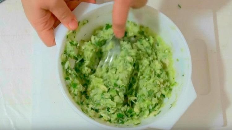Adjon hozzá morzsolt hagymát és zöldek az avokádó püréhez.