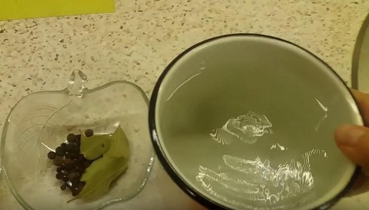 За да приготвите марината, изсипете вода от тенджера.