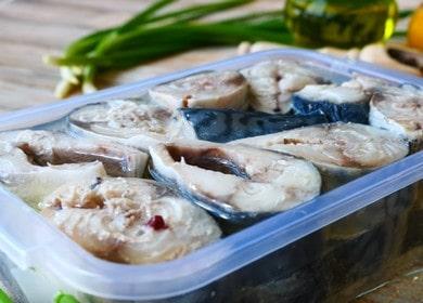 Ein köstliches Rezept für gesalzene Makrelen mit schrittweisen Fotos.