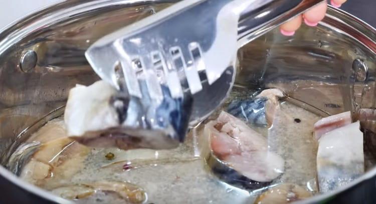 Разстелете парчетата риба в охладената марината.