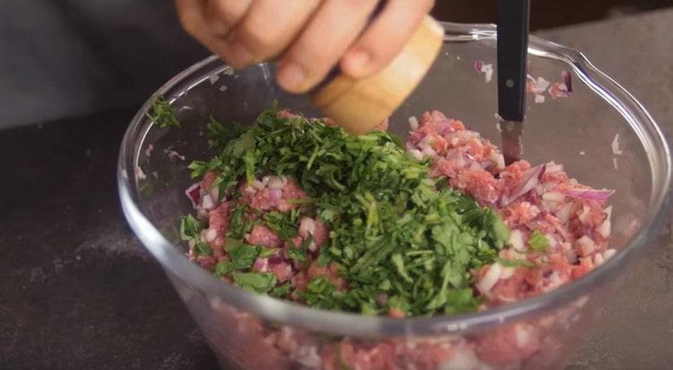 Aggiungi sale, pepe, verdure tritate alla carne macinata.