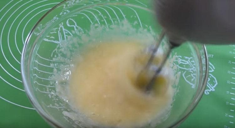 Die Eier mit einem Mixer mit Zucker verquirlen.