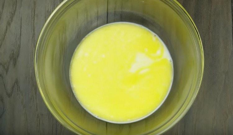 Um den Teig zuzubereiten, kombinieren Sie geschmolzene Butter mit Milch.
