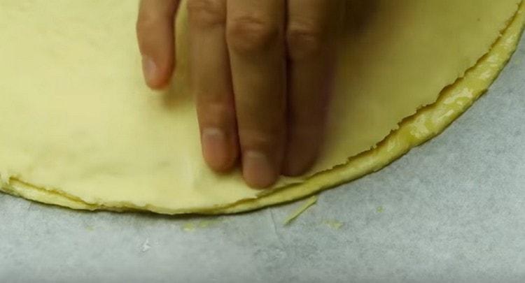 Copriamo il pezzo con un secondo strato di pasta, premiamo i bordi con le dita.