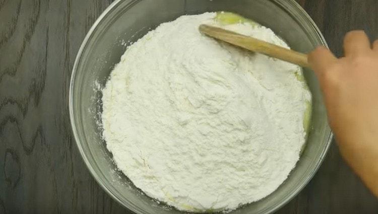 Das Mehl zu den flüssigen Bestandteilen sieben und mischen.