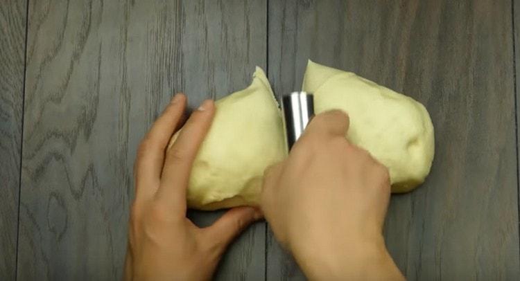 Когато тестото пасне малко, го разделете на две части.