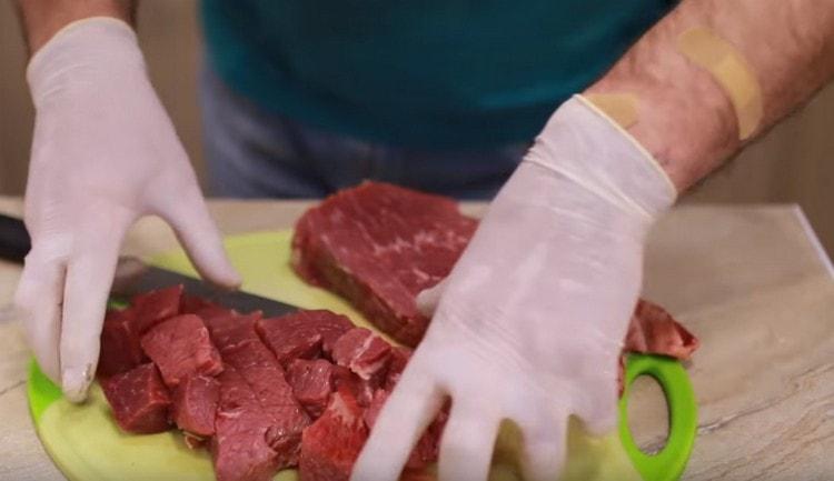 Tagliare la carne a pezzi.