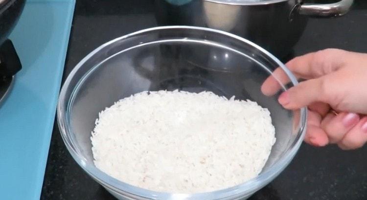 Wir bereiten Reis.