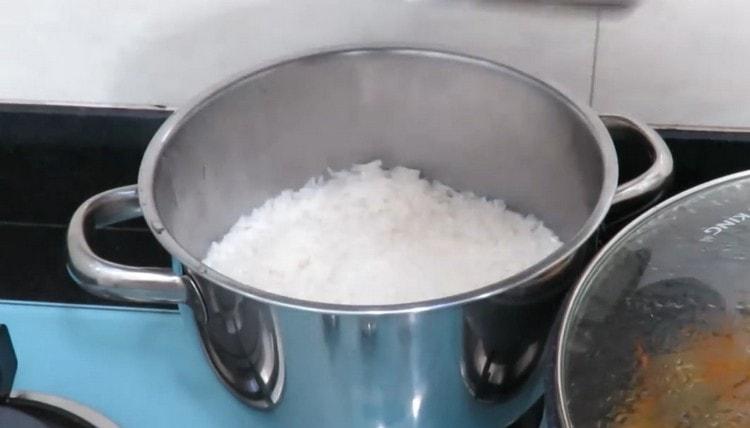 غلي الأرز بشكل منفصل في مقلاة.