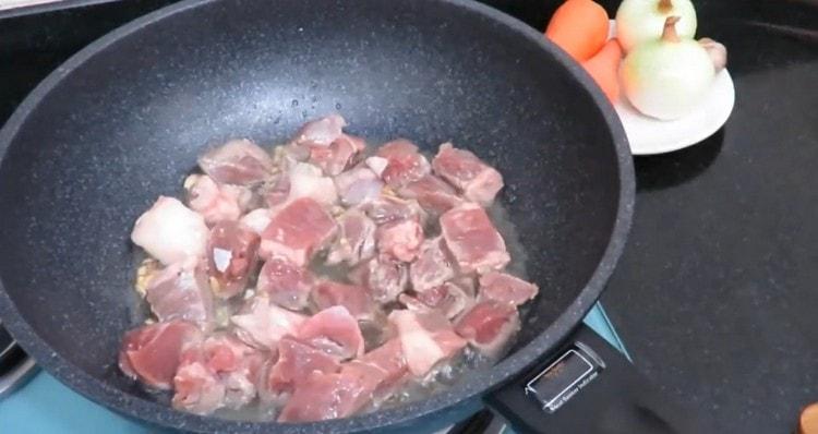 Сложете месото в тигана.