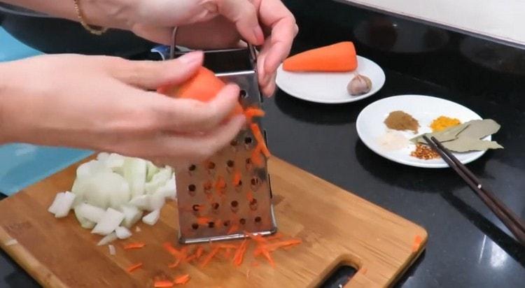 Karotten reiben, Zwiebeln schneiden.