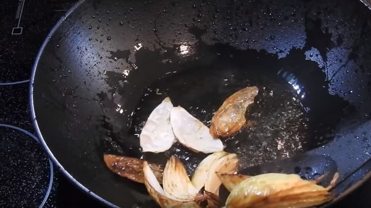 Friggere alcune fette di cipolla, quindi rimuoverlo.