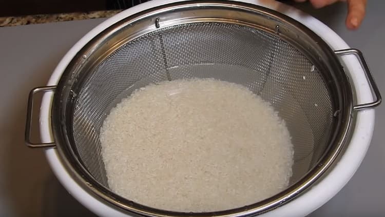 Risciacqua accuratamente il riso.