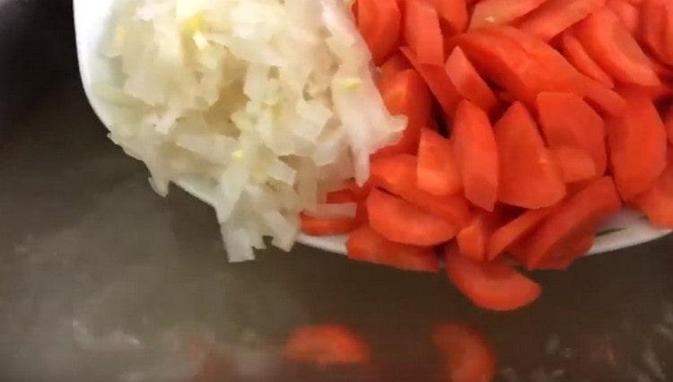 Mes filtruojame gatavą sultinį ir sudedame į jį morkas, svogūnus, bulves.
