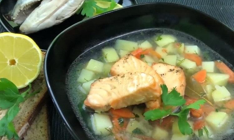 Tento recept na lososovou polévku vám umožní podívat se na takové jídlo čerstvě.