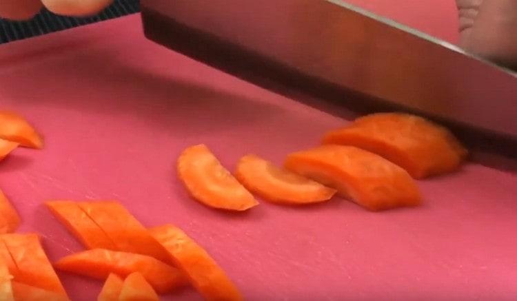 Wir schneiden Karotten mit Würfeln.