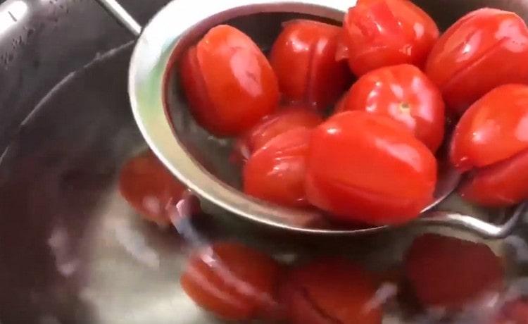 Blanširuojame pomidorus.