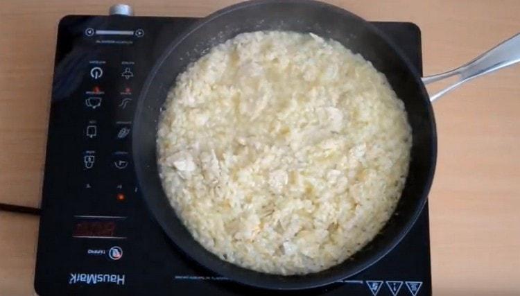 Cuocere il piatto fino a quando l'intero brodo è evaporato.