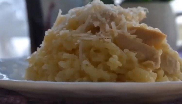 Quando servi il risotto al pollo, puoi anche cospargere il parmigiano grattugiato.