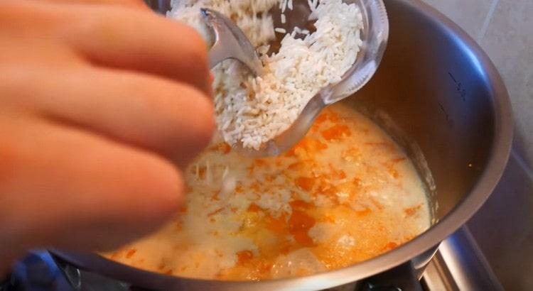 Den gewaschenen Reis in eine Pfanne geben.