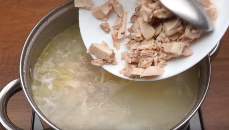 Vložte nakrájené maso do polévky.