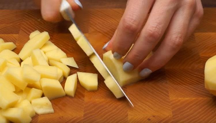 قشر وقطع البطاطس إلى قطع.