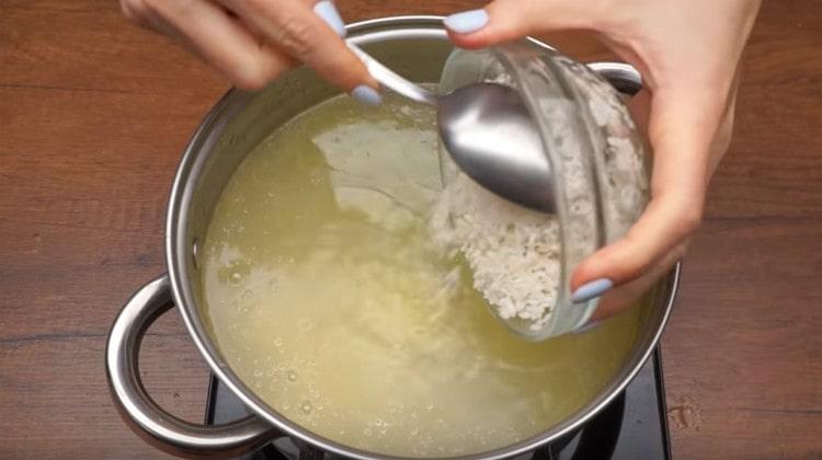Distribuiamo le patate e laviamo il riso nel brodo.