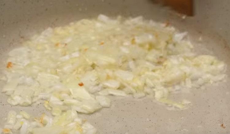 Σε ένα προθερμασμένο τηγάνι, τηγανίζετε το βερνίκι μέχρι να χρυσή.
