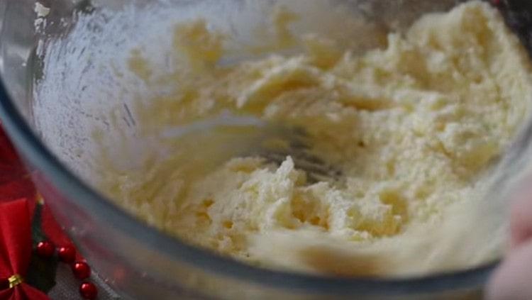 Die Butter mit Zucker einreiben.