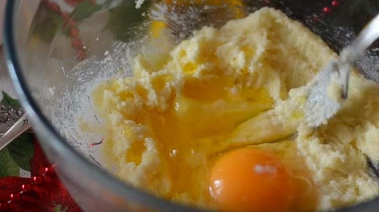 Aggiungi miele e uova alla massa oleosa.
