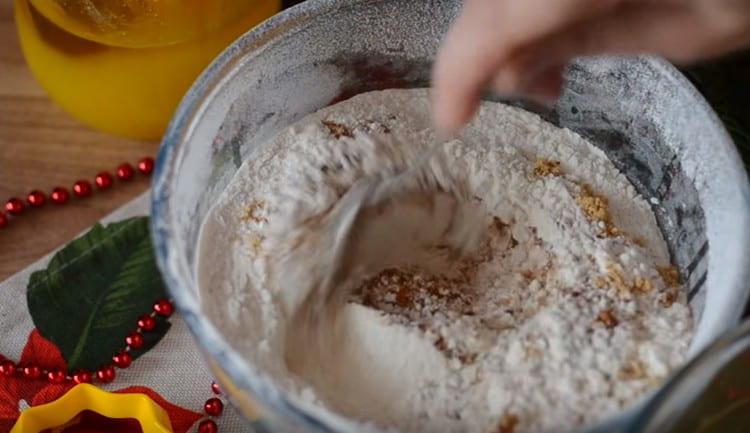 Pagsamahin ang harina na may baking powder, kanela, pala, luya.