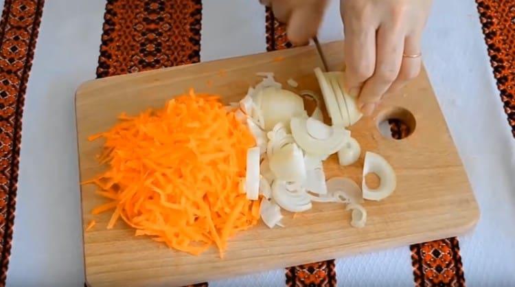 Στρώνουμε τα καρότα και κόβουμε τα κρεμμύδια στα μισά δαχτυλίδια.